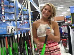 Preciosa anglosajona insert  bat shaved beauty pussy public