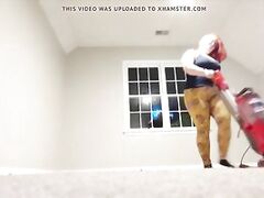 Teaser: Vaccuuming in Leggings