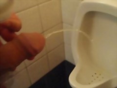 Me indoor pissing